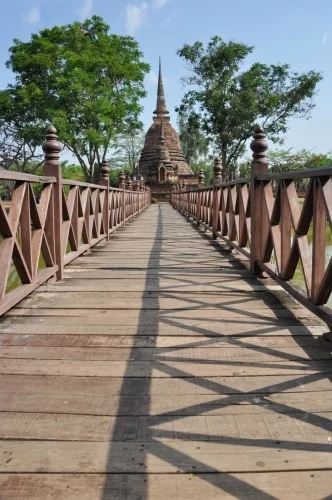 bridge leading to wat sa si sukhothai