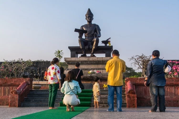 prayer statue ramkhamhaeng historical park sukhothai - thailand