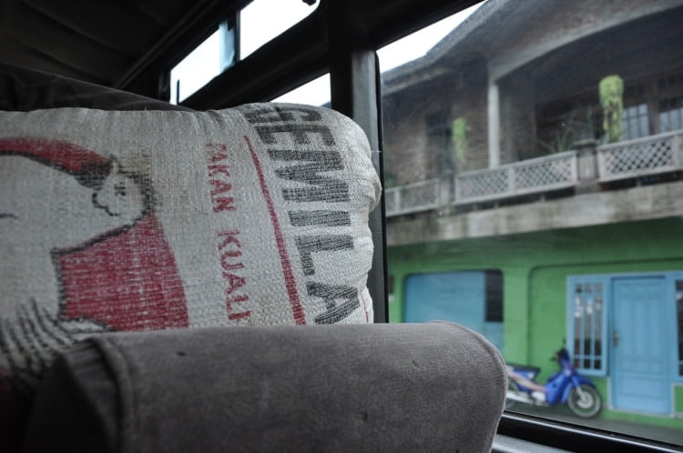 siege bus marchandise indonésie
