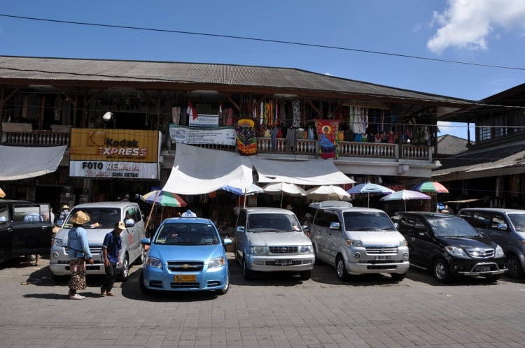 taxis attendant marché ubud
