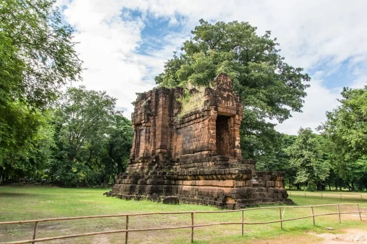 khmer temple san ta pha daeng sukhothai