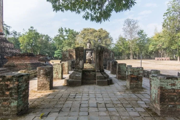 viharn wat si chum historical park sukhothai - thailand