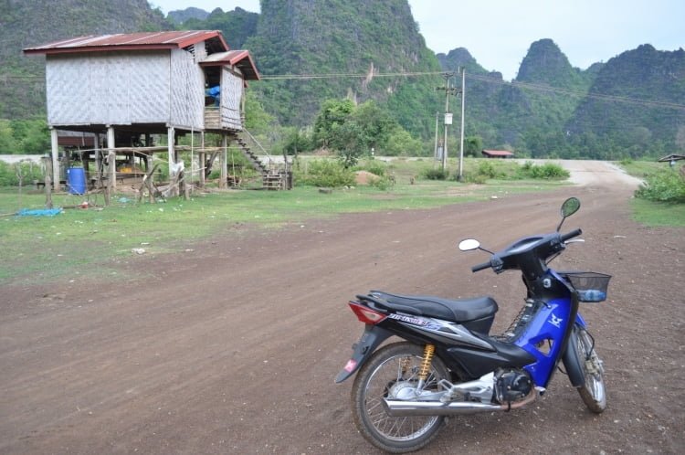 a moto autour des grottes de thakhek - laos