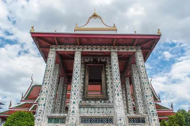 building at wat arun bangkok