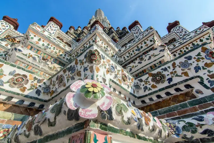 detail central tower wat arun bangkok