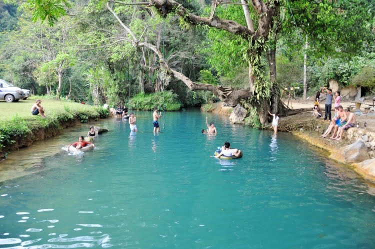 lagon pied grotte vang vieng laos