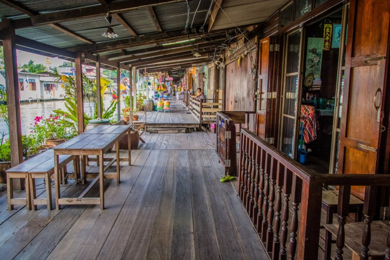 maisons bois au bord klong bangkok