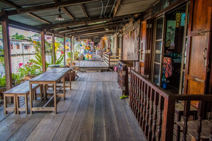 maisons bois au bord klong bangkok