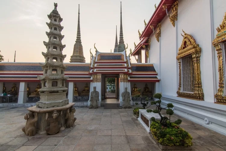 small cloister wat pho bangkok