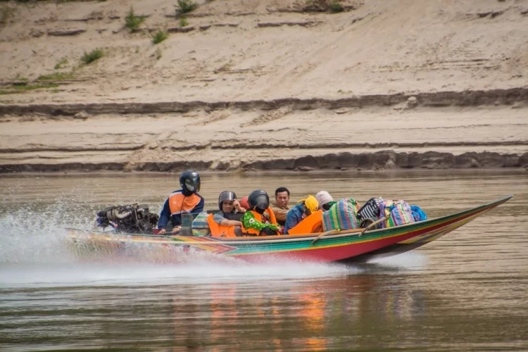 speedboat mekong laos