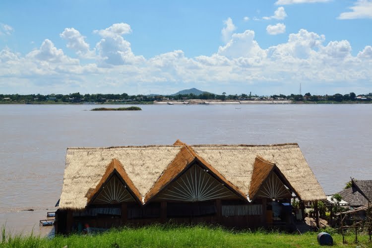 vue sur mukdahan depuis savannakhet laos