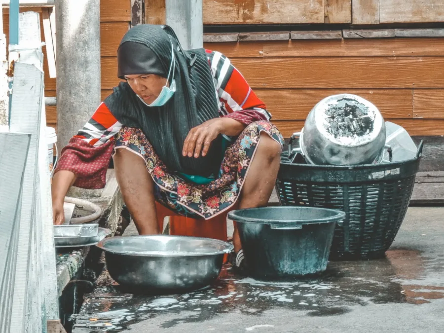 lady doing dishes ko panyi phang nga bay