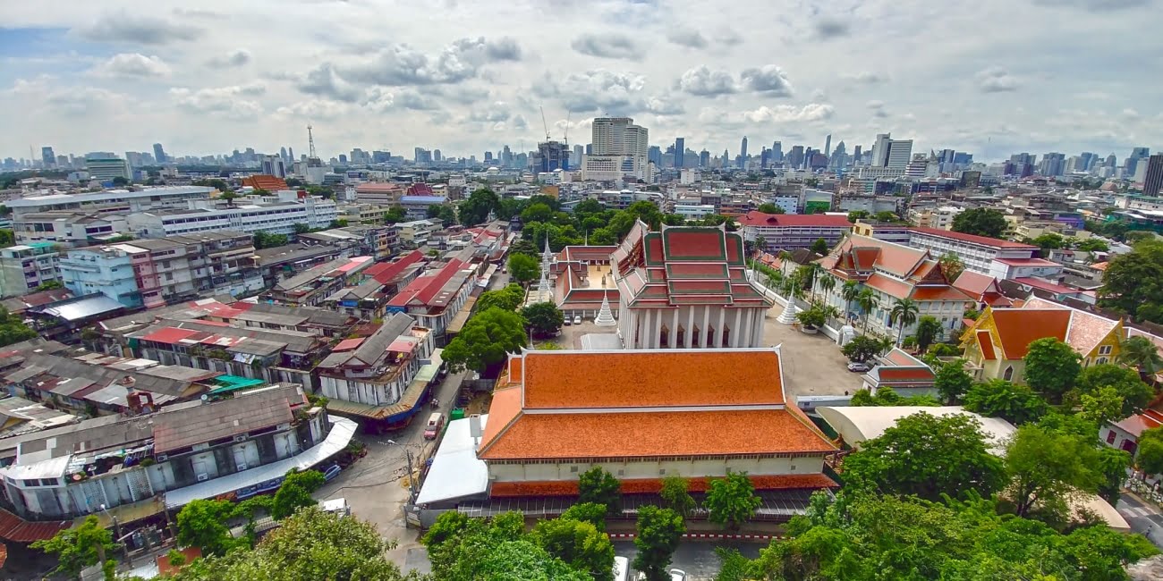 bangkok skyline chedi montagne or wat saket