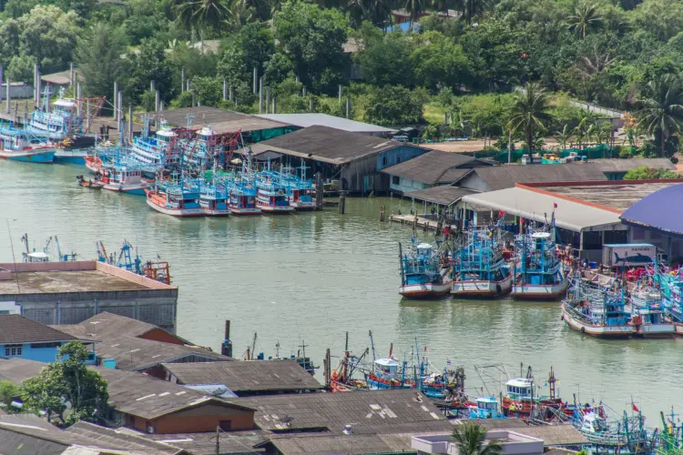 fishing boats pak nam - chumphon