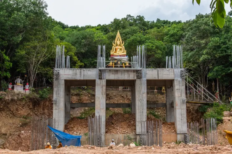 construction wat kaeo prasert chumphon thailand