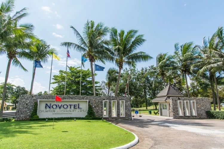 entrance novotel chumphon beach resort and golf