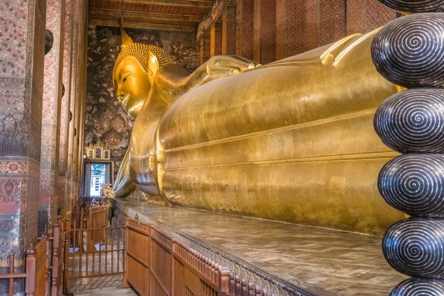 grand bouddha couché du wat pho a bangkok