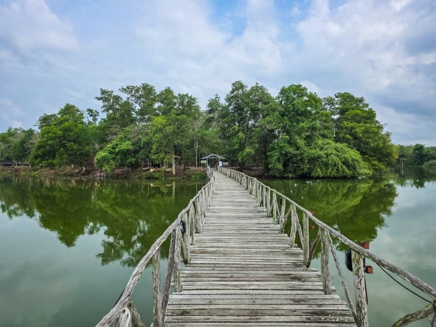 ile intermediaire sur lac du nong yai area development project under royal initiative chumphon