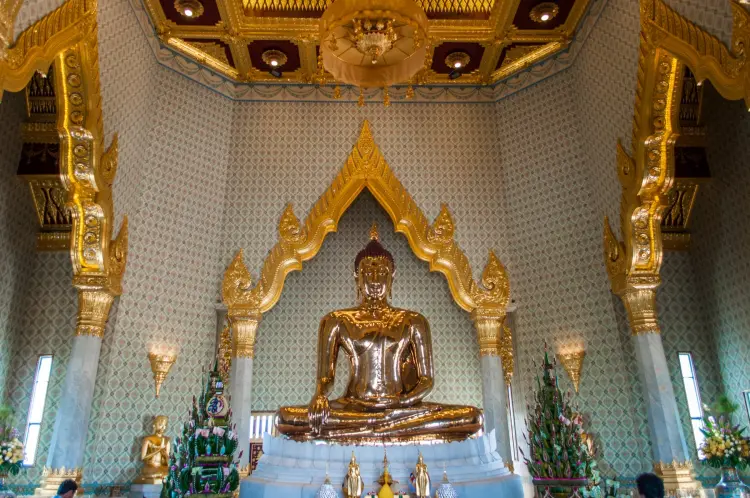 interior wat traimit buddha gold bangkok