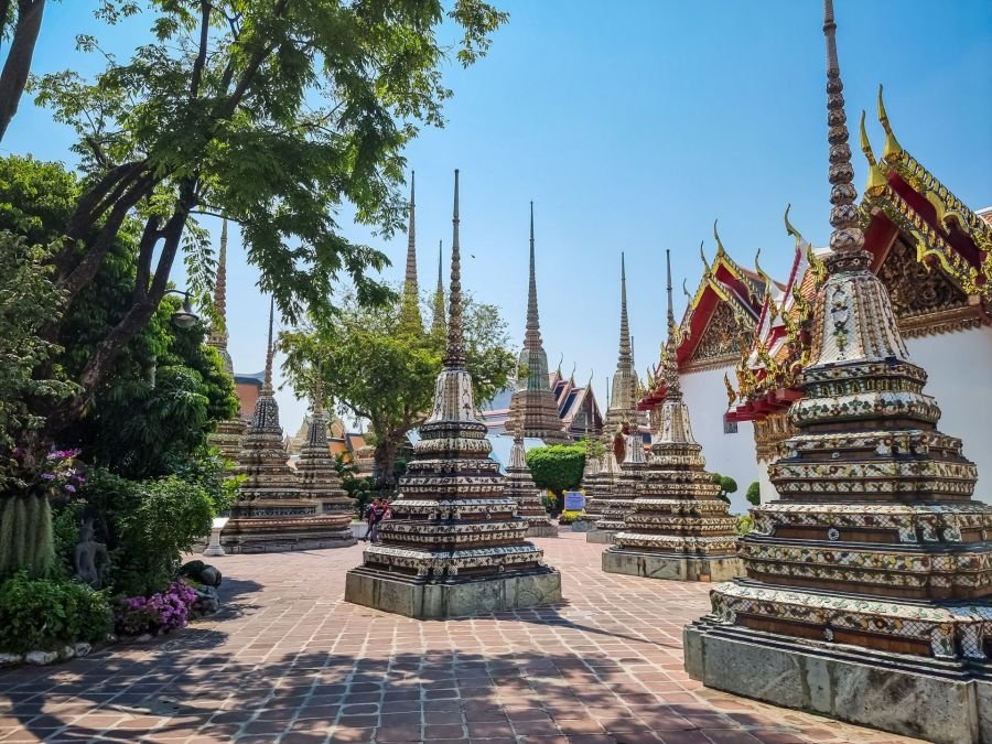 petits chedis dans la cour du wat pho bangkok