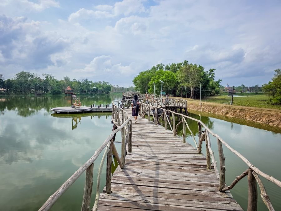ponton en bois lac nong yai area development project under royal initiative chumphon