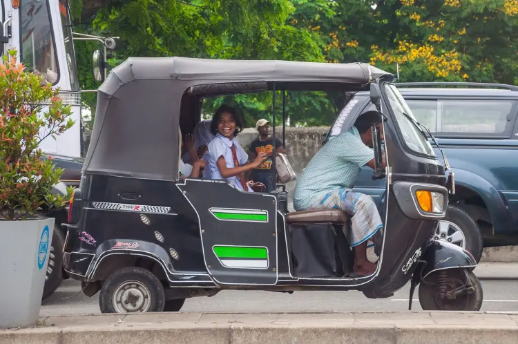 tuk tuk traffic colombo sri lanka