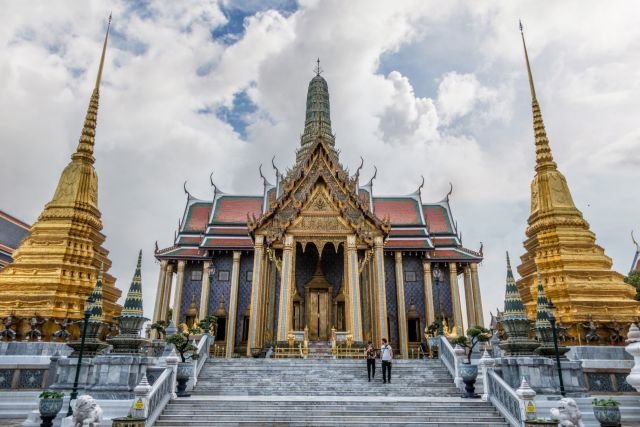 viharn et chedis dorées au wat phra kaew de bangkok