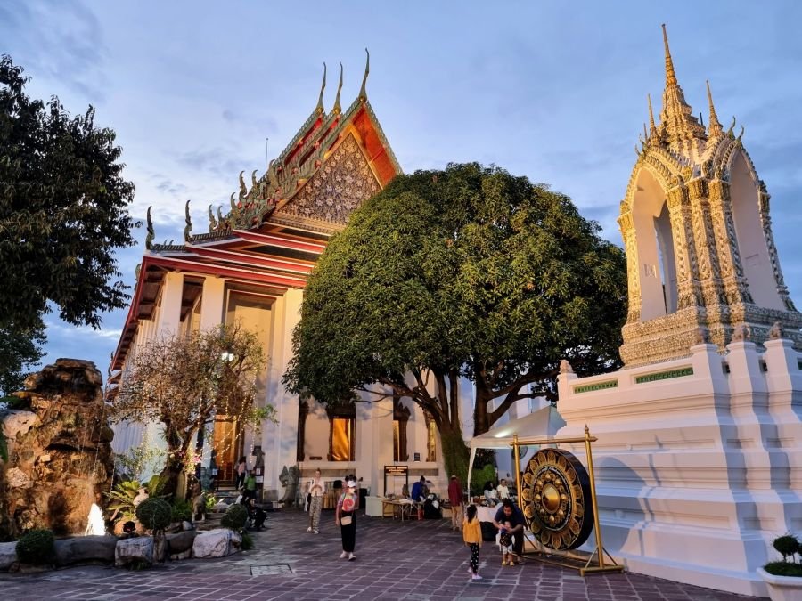 visite du wat pho a la tombee de la nuit bangkok