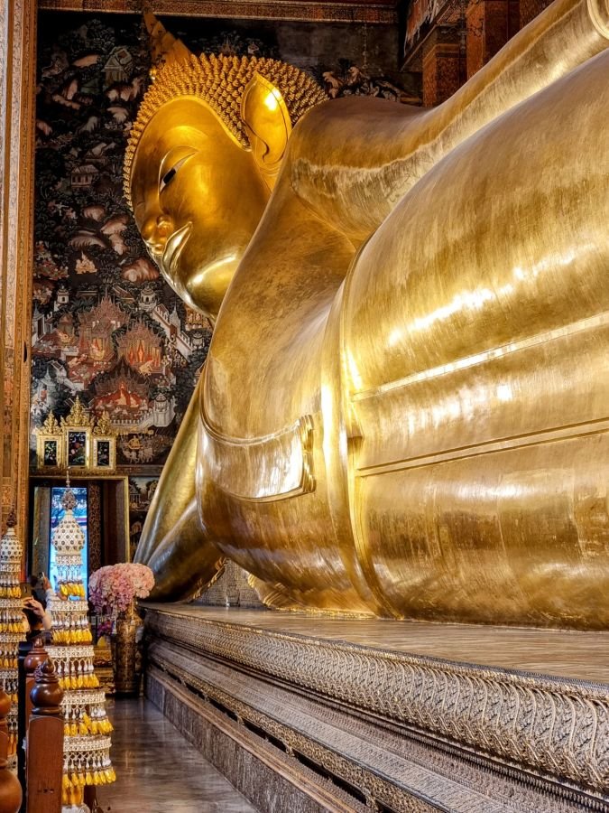 vue partielle du bouddha couché du wat pho bangkok
