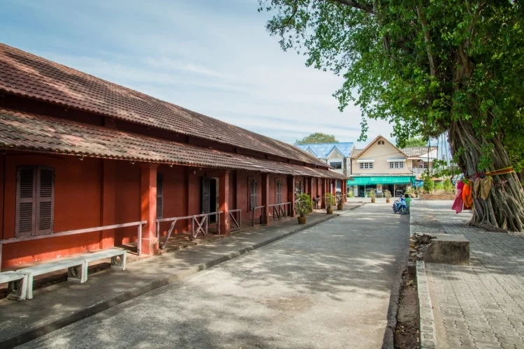 red building laem sing - chanthaburi