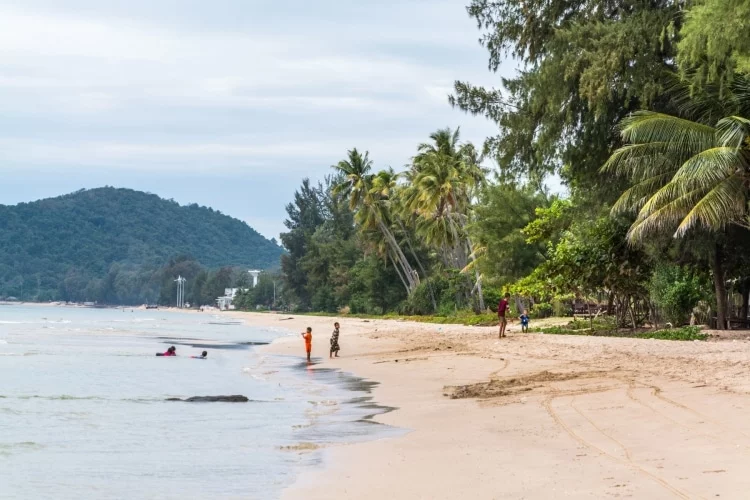 people beach chao lao - chanthaburi