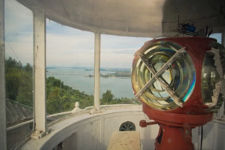 laem sing lighthouse lamp - chanthaburi