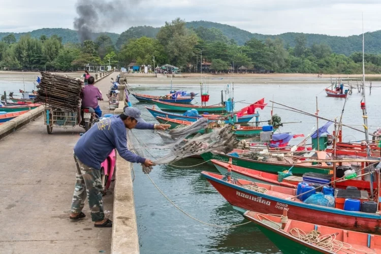 chao lao net fisherman - chanthaburi