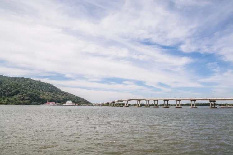 taksin maharaj laem sing bridge - chanthaburi