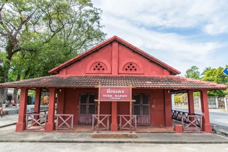 tuek daeng red building laem sing - chanthaburi