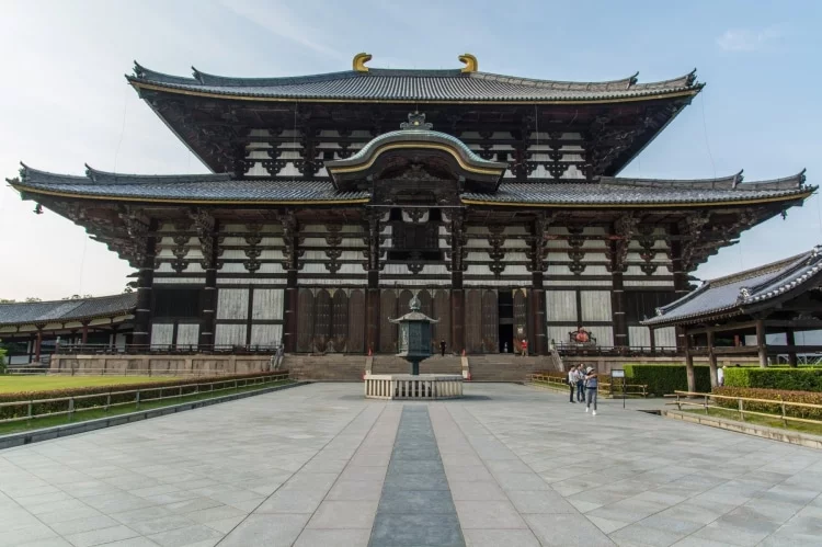 imposing daibutsu-den temple todai-ji nara - japan
