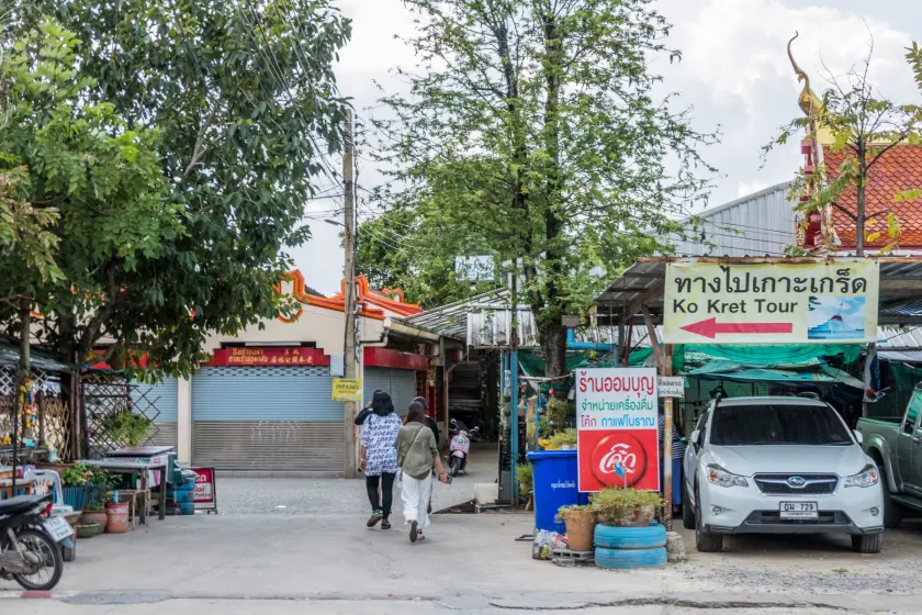 access to ferry dock wat sanam nuea ko kret