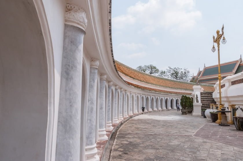 au pied pagode phra pathom chedi