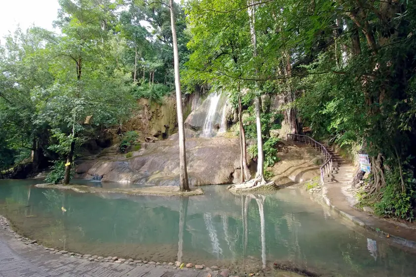 sai yok noi waterfall kanchanaburi few people