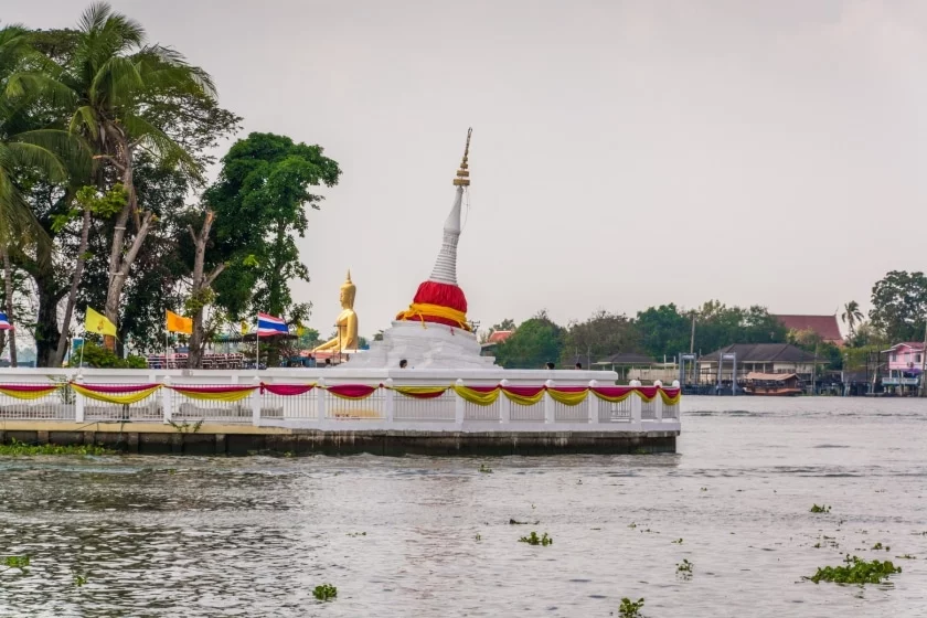 chedi leaning from ko kret nonthaburi