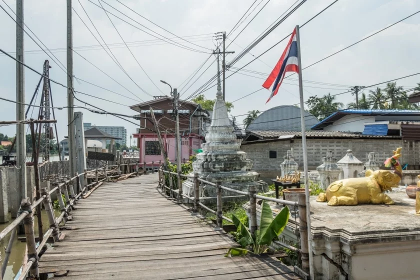 path in front of wat pa lee lai ko kret