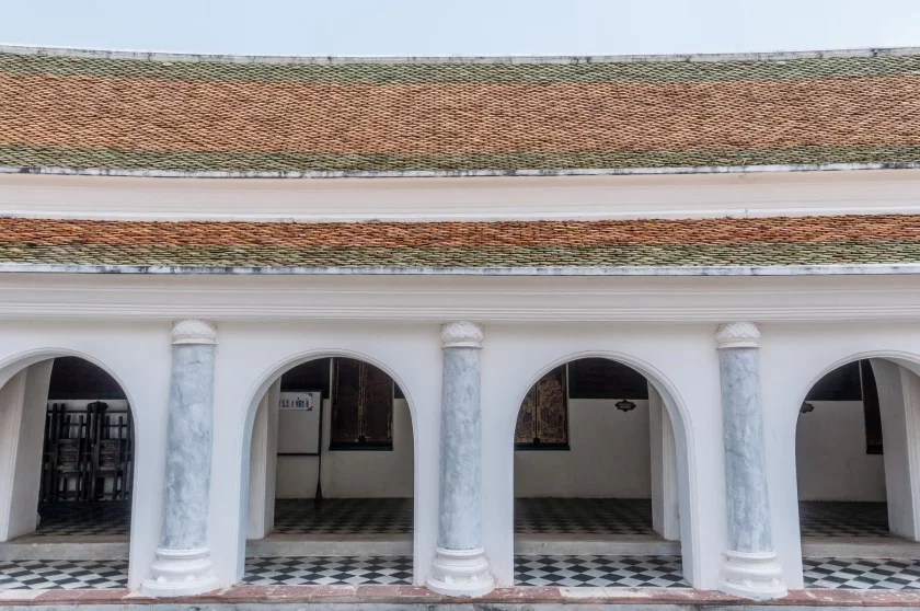 cloister surrounding phra pathom chedi pagoda