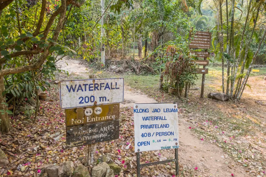 entrance path waterfall khlong chao lueam ko chang - thailand