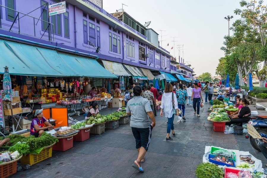 façade violette marché uthai thani - thailande