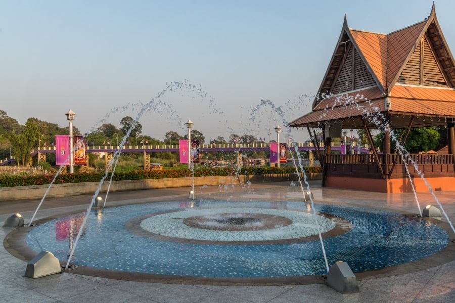 fontaine devant place marché uthai thani - thailande