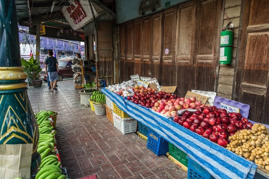 fruits devant maison bois uthai thani - thailande