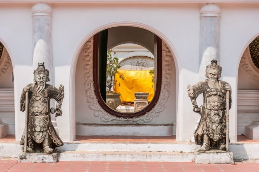 gardien devant une entree phra pathom chedi