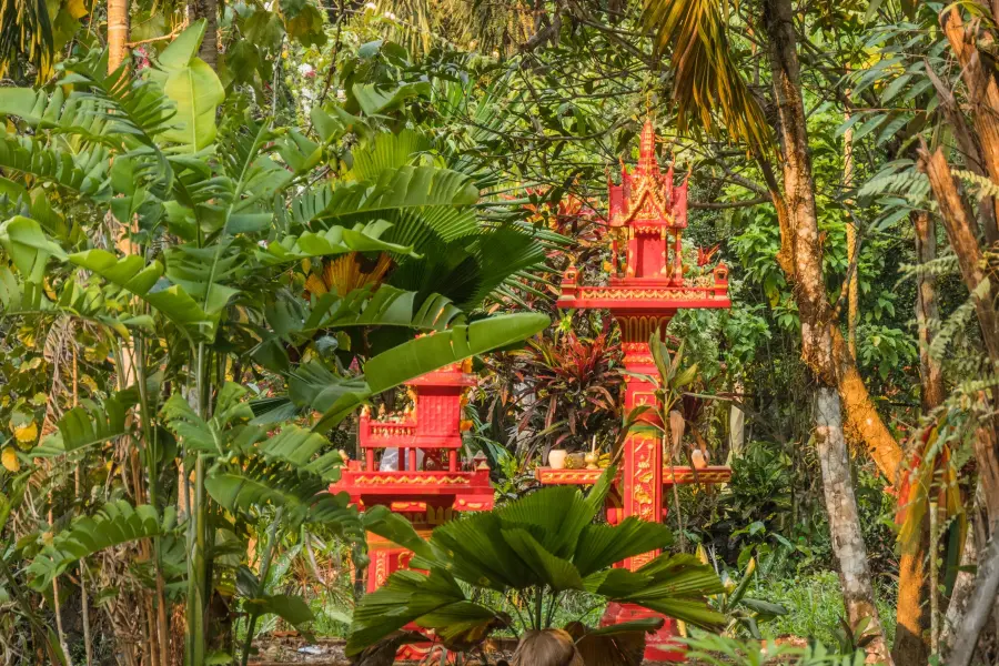 spirit house waterfall khlong chao lueam ko chang - thailand