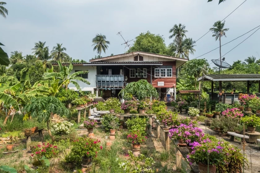 house with flower garden ko kret