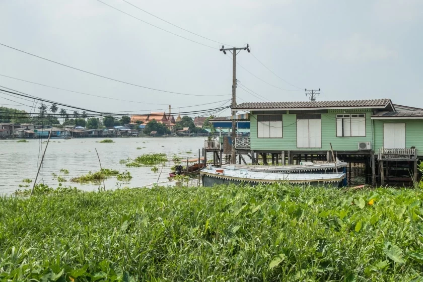 house on the edge of chao phraya ko kret